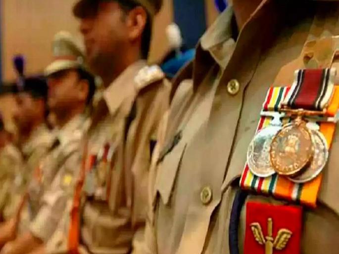 Medal of gallantry to 13 police personnel including one officer | एक अधिकाऱ्यासह 13 पोलीस कर्मचाऱ्यांना शौर्य पदक Medal of gallantry to 13 police personnel including one officer | एक अधिकाऱ्यासह 13 पोलीस कर्मचाऱ्यांना शौर्य पदक