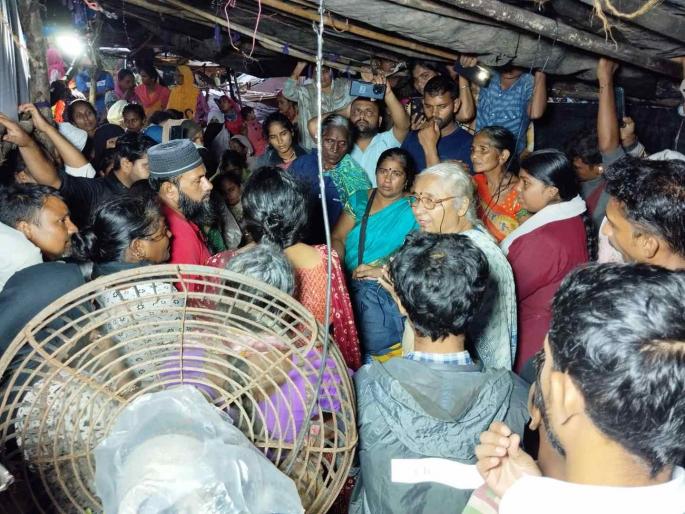 Social activist Medha Patkar visited the homeless residents of Malvani | मालवणीत बेघर झालेल्या रहिवाशांची सामाजिक कार्यकर्त्या मेधा पाटकरांनी घेतली भेट Social activist Medha Patkar visited the homeless residents of Malvani | मालवणीत बेघर झालेल्या रहिवाशांची सामाजिक कार्यकर्त्या मेधा पाटकरांनी घेतली भेट