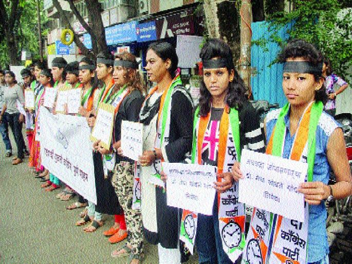 In Pune, the 'Sovial' controversy erupts, blasts on the open; Various organizations demonstrations | पुण्यात ‘सोवळ्या’चा वाद पेटला , मेधा खोलेंवर टीकेचा भडिमार; विविध संघटनांची निदर्शने In Pune, the 'Sovial' controversy erupts, blasts on the open; Various organizations demonstrations | पुण्यात ‘सोवळ्या’चा वाद पेटला , मेधा खोलेंवर टीकेचा भडिमार; विविध संघटनांची निदर्शने