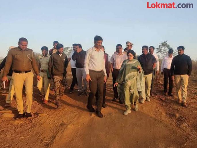 Medha Kulkarni inspected the forest along with forest department officials | वन विभागाच्या अधिकाऱ्यांसमवेत मेधा कुलकर्णी यांनी केली पाहणी Medha Kulkarni inspected the forest along with forest department officials | वन विभागाच्या अधिकाऱ्यांसमवेत मेधा कुलकर्णी यांनी केली पाहणी