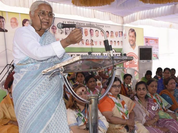 Medha Patkar serious allegation on Narendra Modi | पुलवामा घटनेआड मोदींकडून जमिनींचे सौदे, मेधा पाटकर यांचा गंभीर आरोप Medha Patkar serious allegation on Narendra Modi | पुलवामा घटनेआड मोदींकडून जमिनींचे सौदे, मेधा पाटकर यांचा गंभीर आरोप