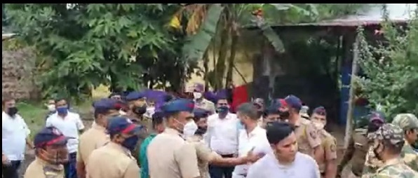 Satara District Bank Election Confusion among the workers in the Medha | सातारा जिल्हा बँक निवडणूक : मेढ्यात शिंदे आणि रांजणे कार्यकर्त्यांमध्ये हमरीतुमरी Satara District Bank Election Confusion among the workers in the Medha | सातारा जिल्हा बँक निवडणूक : मेढ्यात शिंदे आणि रांजणे कार्यकर्त्यांमध्ये हमरीतुमरी