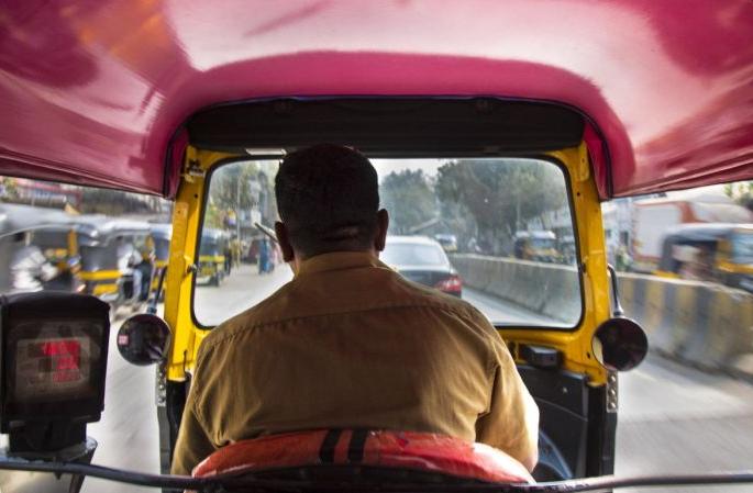 The hunger strike stopping the wheels of the autorickshaw | ऑटोरिक्षाची चाके थांबल्याने उपासमारीचे संकट; लहान दुकानदारांची परवड