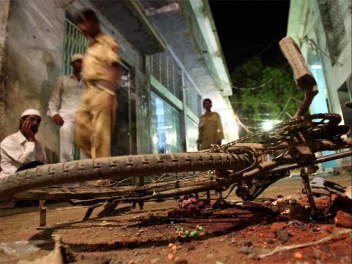 malegaon blast case verdict joy and silence in malegaon | मालेगाव खटल्याचा निकाल: मालेगावी जल्लोष अन् सन्नाटाही...! malegaon blast case verdict joy and silence in malegaon | मालेगाव खटल्याचा निकाल: मालेगावी जल्लोष अन् सन्नाटाही...!