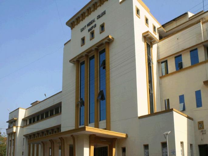 Exciting! Along with the prisoner, the police created a ruckus in the hospital ward by pouring liquor | खळबळजनक! कैद्यासोबत पोलिसांनी दारू ढोसून रुग्णालयातील वॉर्डात घातला गोंधळ