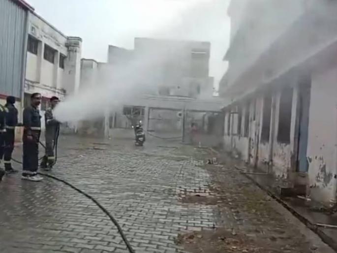 Formalin gas leak at Shahjahanpur Medical College, stampede at hospital; one dead | शाहजहांपूर मेडिकल कॉलेजमध्ये फॉर्मेलिन गॅस गळती, रुग्णालयात चेंगराचेंगरी; एक मृत Formalin gas leak at Shahjahanpur Medical College, stampede at hospital; one dead | शाहजहांपूर मेडिकल कॉलेजमध्ये फॉर्मेलिन गॅस गळती, रुग्णालयात चेंगराचेंगरी; एक मृत
