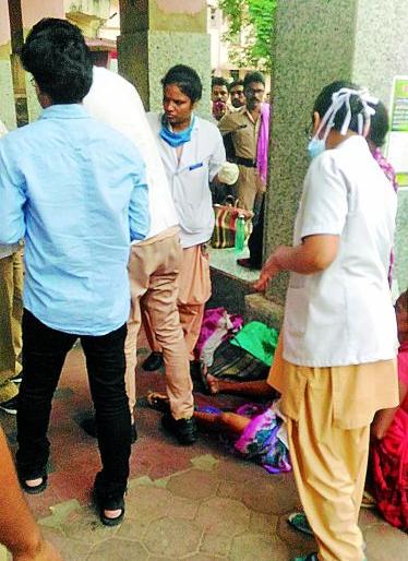 Woman delivered at Medical gate: It was late to help | मेडिकलच्या दारावरच झाली प्रसूती : मदत मिळण्यापर्यंत झाला उशीर Woman delivered at Medical gate: It was late to help | मेडिकलच्या दारावरच झाली प्रसूती : मदत मिळण्यापर्यंत झाला उशीर