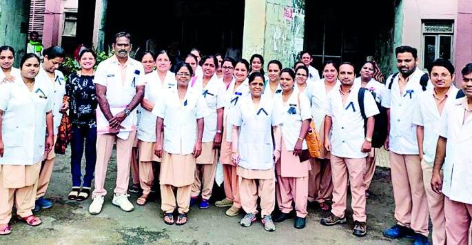 Medical: Nurses Patient care by band the black ribbon | मेडिकल : काळी रिबीन बांधून परिचारिकांची रुग्णसेवा Medical: Nurses Patient care by band the black ribbon | मेडिकल : काळी रिबीन बांधून परिचारिकांची रुग्णसेवा