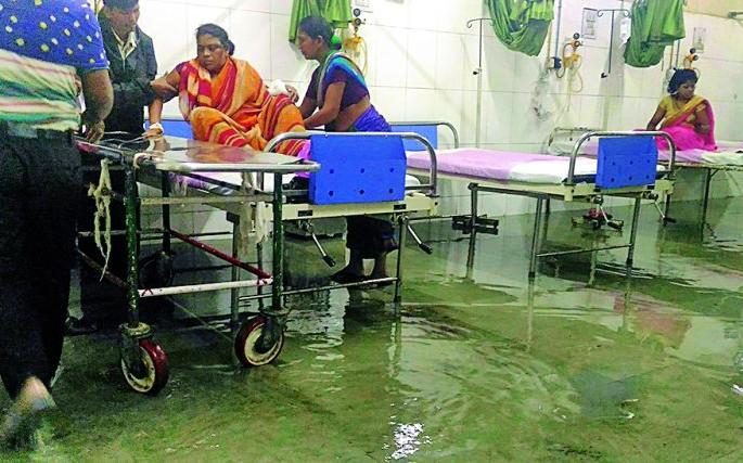Medical College Hospital in rain water | मेडिकल कॉलेज इस्पितळ पाण्यात Medical College Hospital in rain water | मेडिकल कॉलेज इस्पितळ पाण्यात