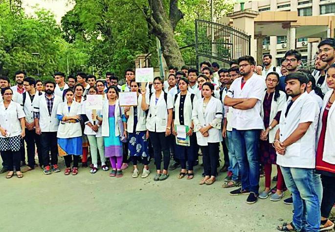 Medical post graduation does not have a reservation of 50 percent | वैद्यकीय पदव्युत्तर जागेवर ५० टक्क्यांपेक्षा आरक्षण नको Medical post graduation does not have a reservation of 50 percent | वैद्यकीय पदव्युत्तर जागेवर ५० टक्क्यांपेक्षा आरक्षण नको