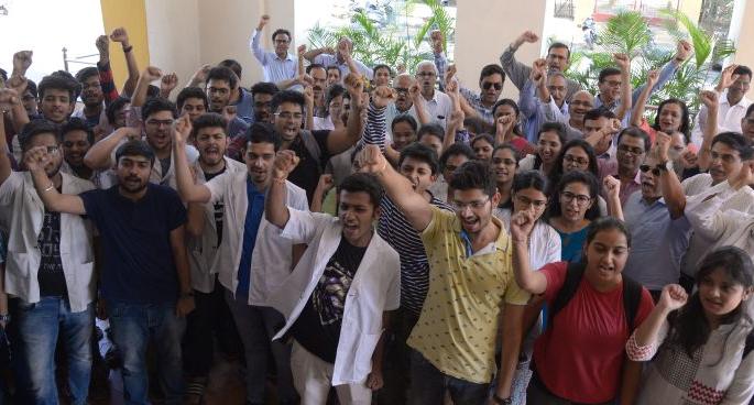 There is no reservation of more than 50 percent in the medical post-graduate course | वैद्यकीय पदव्युत्तर अभ्यासक्रमात ५० टक्क्यांपेक्षा जास्त आरक्षण नको There is no reservation of more than 50 percent in the medical post-graduate course | वैद्यकीय पदव्युत्तर अभ्यासक्रमात ५० टक्क्यांपेक्षा जास्त आरक्षण नको