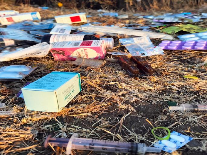 Medical waste was dumped in the open in Satara, environmentalists demand strict action | साताऱ्यात वैद्यकीय कचरा चक्क उघड्यावर टाकला, कठोर कारवाईची पर्यावरणप्रेमींची मागणी Medical waste was dumped in the open in Satara, environmentalists demand strict action | साताऱ्यात वैद्यकीय कचरा चक्क उघड्यावर टाकला, कठोर कारवाईची पर्यावरणप्रेमींची मागणी