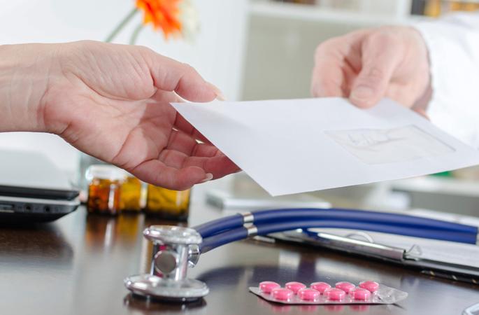 Shocking; Two arrested for giving fake medical certificates for travel | धक्कादायक; प्रवासासाठी बनावट वैद्यकीय प्रमाणपत्र देणाºया दोघांना अटक