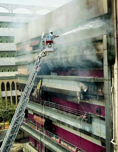Due to Fire medicine market close for three days : The possibility of medication breakdown | आगीच्या घटनेने तीन दिवस औषधांचा बाजार बंद : औषधांच्या तुटवड्याची शक्यता Due to Fire medicine market close for three days : The possibility of medication breakdown | आगीच्या घटनेने तीन दिवस औषधांचा बाजार बंद : औषधांच्या तुटवड्याची शक्यता