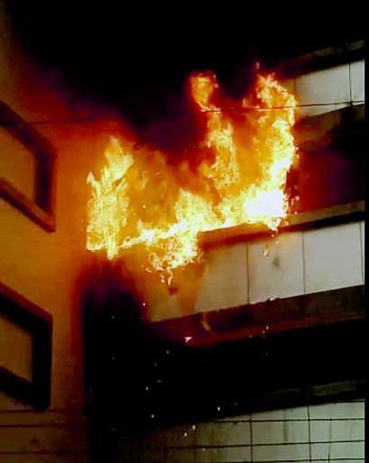 In Nagpur, 10 shops in the drug market burnt , crores of losses | नागपुरात औषध बाजारातील १० दुकाने जळून खाक , कोट्यवधींचे नुकसान In Nagpur, 10 shops in the drug market burnt , crores of losses | नागपुरात औषध बाजारातील १० दुकाने जळून खाक , कोट्यवधींचे नुकसान