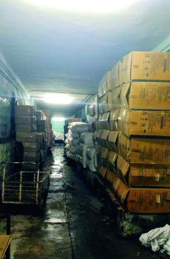 In Medical hospital medicines were in rain water | मेडिकल कॉलेज इस्पितळातील औषधे पाण्यात In Medical hospital medicines were in rain water | मेडिकल कॉलेज इस्पितळातील औषधे पाण्यात