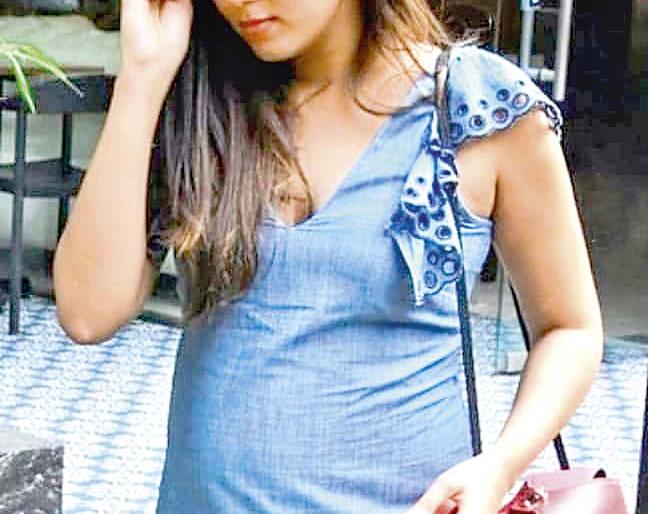 Mira Rajput's sleeveless denim line dress- a new style | मीरा राजपूतने वापरलेला स्लीव्हलेस डेनिम लाइन ड्रेस पाहिला? Mira Rajput's sleeveless denim line dress- a new style | मीरा राजपूतने वापरलेला स्लीव्हलेस डेनिम लाइन ड्रेस पाहिला?