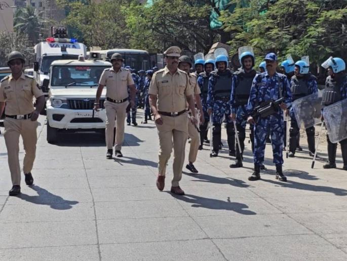 Police show of force in Meera - Bhayander after rioters' dhudgoos | दंगेखोरांच्या धुडगूस नंतर मीरा - भाईंदरमध्ये पोलिसांचे शक्ती प्रदर्शन; अटक १३ पैकी ९ आरोपीना पोलीस कोठडी Police show of force in Meera - Bhayander after rioters' dhudgoos | दंगेखोरांच्या धुडगूस नंतर मीरा - भाईंदरमध्ये पोलिसांचे शक्ती प्रदर्शन; अटक १३ पैकी ९ आरोपीना पोलीस कोठडी