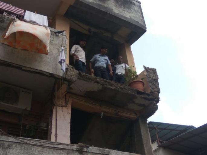 The elderly woman collapsed in Meera Bhayander with the gallery of the building | मीरा भाईंदरमध्ये इमारतीच्या गॅलरीसहीत वृद्ध महिला खाली कोसळली The elderly woman collapsed in Meera Bhayander with the gallery of the building | मीरा भाईंदरमध्ये इमारतीच्या गॅलरीसहीत वृद्ध महिला खाली कोसळली