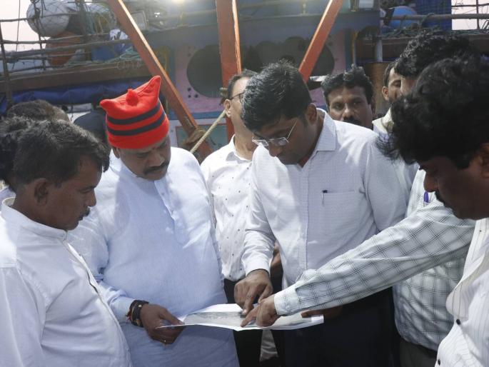 Lighthouses will be built on 3 more rocks in Uttan Sea; Fishermen will have a safe way to come and go by boat | उत्तन समुद्रातील आणखी ३ खडकांवर होणार दीपस्तंभ ; मच्छीमारांना बोटीने ये - जा करण्यात मिळणार सुरक्षित वाट Lighthouses will be built on 3 more rocks in Uttan Sea; Fishermen will have a safe way to come and go by boat | उत्तन समुद्रातील आणखी ३ खडकांवर होणार दीपस्तंभ ; मच्छीमारांना बोटीने ये - जा करण्यात मिळणार सुरक्षित वाट