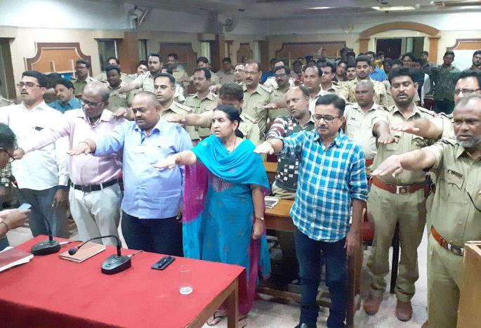   Municipal Commissioners take class of Health Department officials | मनपा आयुक्तांचा आरोग्य विभागातील अधिकाऱ्यांना 'डोस'