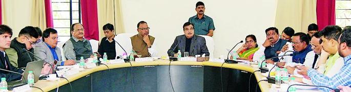 Complete the development works of Nagpur in the prescribed period; Nitin Gadkari directives | नागपुरातील विकास कामे निर्धारित कालावधीत पूर्ण करा ; नितीन गडकरी यांचे निर्देश