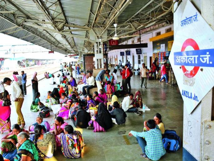 Mega block between Akola-Badnera railway track passes away! | अकोला-बडनेरा रेल्वे मार्गदरम्यान मेगा ब्लॉकमुळे प्रवाशांची तारांबळ! Mega block between Akola-Badnera railway track passes away! | अकोला-बडनेरा रेल्वे मार्गदरम्यान मेगा ब्लॉकमुळे प्रवाशांची तारांबळ!