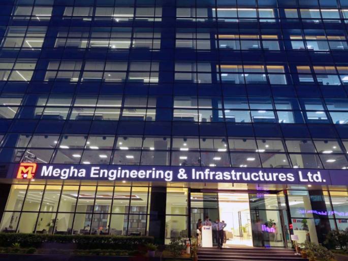 'Megha' was fined 3.5 crores due to stoppage of road works; Contracts in Mumbai Municipal Corporation too | रस्त्याची कामे रखडल्याने ‘मेघा’ला झाला होता साडेतीन कोटींचा दंड; मुंबई महापालिकेतही कंत्राटे 'Megha' was fined 3.5 crores due to stoppage of road works; Contracts in Mumbai Municipal Corporation too | रस्त्याची कामे रखडल्याने ‘मेघा’ला झाला होता साडेतीन कोटींचा दंड; मुंबई महापालिकेतही कंत्राटे