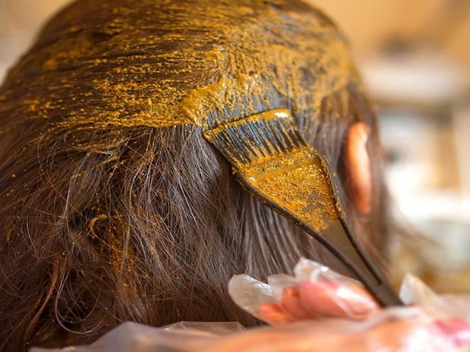 Mix these 4 things in mehndi hair will not become white | मेहंदीमध्ये मिसळून घ्या 'हे' 4 पदार्थ; म्हातारपणातही काळेभोर राहतील केस