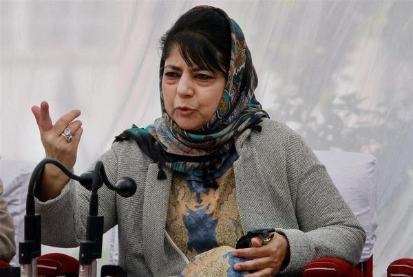 three leaders of pdp annoyed by mehbooba mufti statement resign | मेहबूबा मुफ्तींच्या 'त्या' विधानावर पीडीपी नेते नाराज, तिघांनी दिला राजीनामा three leaders of pdp annoyed by mehbooba mufti statement resign | मेहबूबा मुफ्तींच्या 'त्या' विधानावर पीडीपी नेते नाराज, तिघांनी दिला राजीनामा