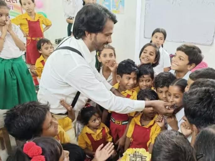 kanpur tea vendor set an example taught 5 thousand destitute children | अनोखा आदर्श! चहावाला बनला देवदूत; ५ हजार निराधार मुलांना शिकवलं, उचलला संपूर्ण खर्च kanpur tea vendor set an example taught 5 thousand destitute children | अनोखा आदर्श! चहावाला बनला देवदूत; ५ हजार निराधार मुलांना शिकवलं, उचलला संपूर्ण खर्च