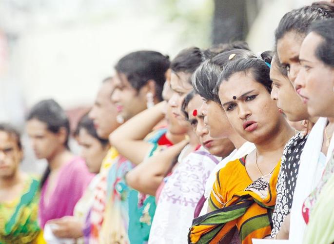 Rekha, Pinky, Sweetie's own identity; Third parties in Solapur got voting cards | रेखा, पिंकी, स्विटीला स्वत:ची ओळख; सोलापुरातील तृतीयपंथीयांना मिळालं मतदान ओळखपत्रं Rekha, Pinky, Sweetie's own identity; Third parties in Solapur got voting cards | रेखा, पिंकी, स्विटीला स्वत:ची ओळख; सोलापुरातील तृतीयपंथीयांना मिळालं मतदान ओळखपत्रं