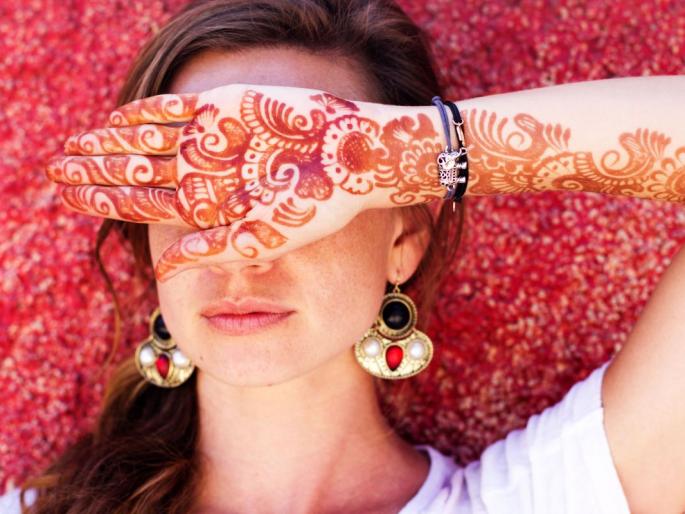 Mehendi Tips- Without any chemical make mehendi naturally darker with these idea. | मेहंदी है रचनेवाली. नागपंचमीला हातावर मेहंदी हवीच, पण केमिकलशिवाय नॅचरली मेहंदीचा रंग कसा खुलतो?