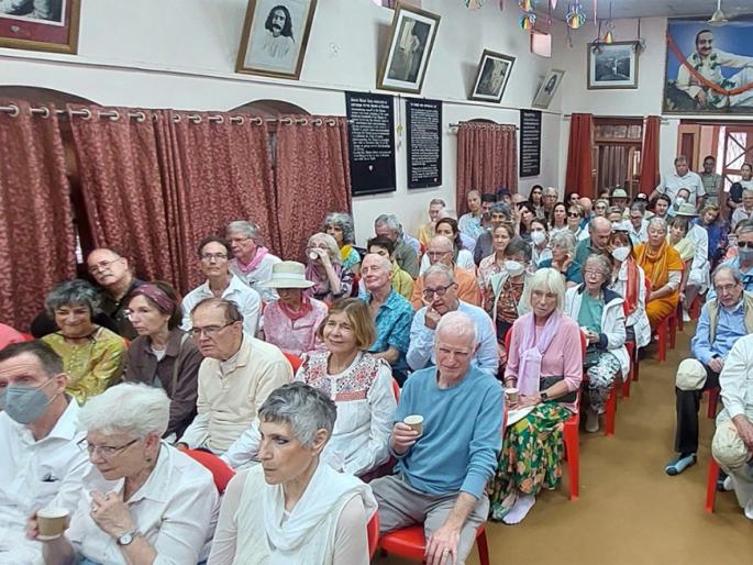 devotees in america will understand meher baba biography group of 200 devotees entered the city | अमेरिकेतील भाविक समजावून घेणार मेहेरबाबांचे जीवनचरित्र; २०० भाविकांचा समुह नगरमध्ये दाखल devotees in america will understand meher baba biography group of 200 devotees entered the city | अमेरिकेतील भाविक समजावून घेणार मेहेरबाबांचे जीवनचरित्र; २०० भाविकांचा समुह नगरमध्ये दाखल