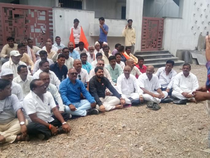 Maratha Reservation Protest: agitaton in front of MP, MLA's house | Maratha Reservation Protest: मेहकरमध्ये खासदार, आमदारांच्या घरासमोर धरणे Maratha Reservation Protest: agitaton in front of MP, MLA's house | Maratha Reservation Protest: मेहकरमध्ये खासदार, आमदारांच्या घरासमोर धरणे