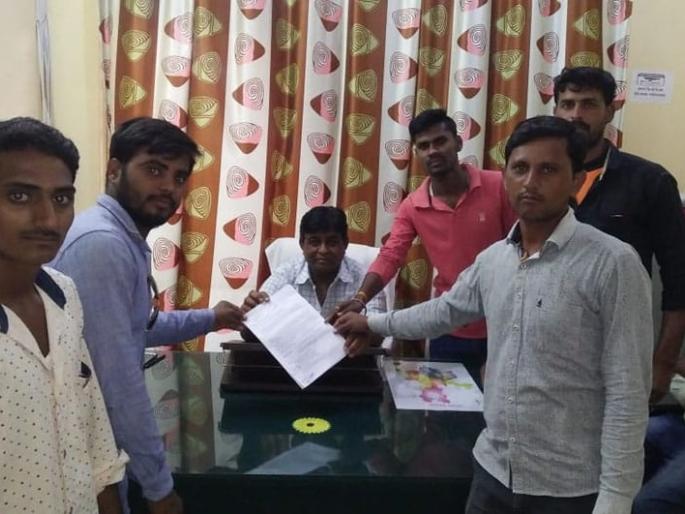 If the road is not repaired, then bashram trees will be planted in the pits | रस्त्याची दुरूस्ती न केल्यास खड्यात लावणार बेशरमची झाडे If the road is not repaired, then bashram trees will be planted in the pits | रस्त्याची दुरूस्ती न केल्यास खड्यात लावणार बेशरमची झाडे