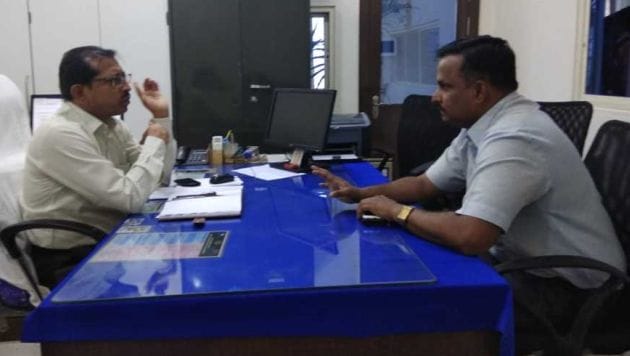 Mehkar Tehsildars reviewed crop loan | मेहकर तहसिलदारांनी घेतला पीक कर्जाचा आढावा