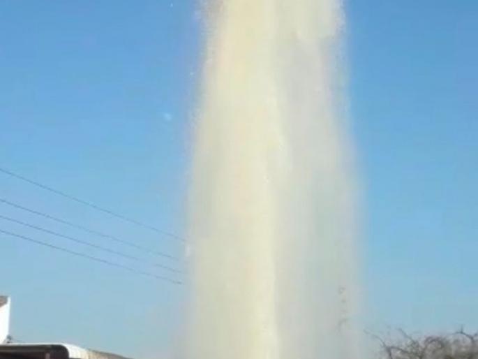 The pipeline of supplying water to Mehkar city burst | कारंजी नव्हे... मेहकर शहराला पाणीपुरवठा करणारी जलवाहिनी फुटली The pipeline of supplying water to Mehkar city burst | कारंजी नव्हे... मेहकर शहराला पाणीपुरवठा करणारी जलवाहिनी फुटली