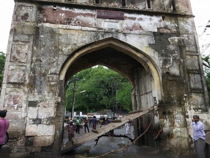Mahmud gate residues shudder; Historical Fury of the Municipal Corporation | मेहमूद गेटचे अवशेष निखळले; इतिहासतज्ज्ञांचा महापालिकेवर रोष Mahmud gate residues shudder; Historical Fury of the Municipal Corporation | मेहमूद गेटचे अवशेष निखळले; इतिहासतज्ज्ञांचा महापालिकेवर रोष