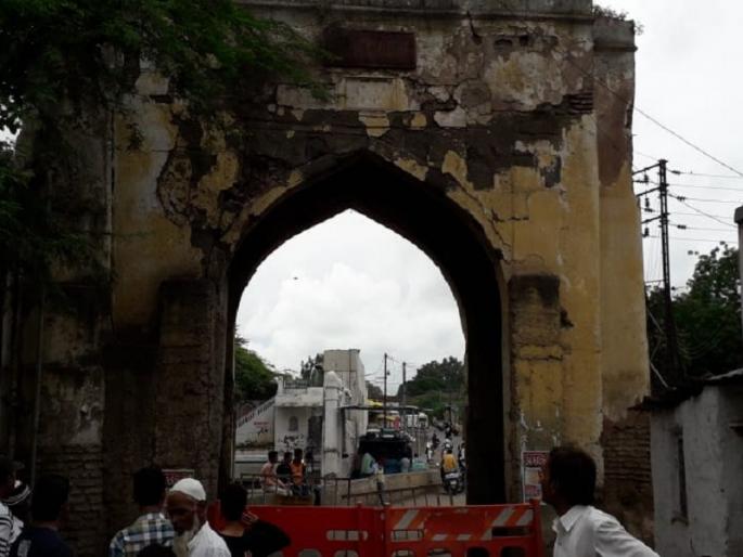 In the back of the truck, the upper part of the historic Mehmud Darwaza was collapsed | ट्रकच्या धडकेत ऐतिहासिक मेहमूद दरवाजाचा वरचा भाग निखळला In the back of the truck, the upper part of the historic Mehmud Darwaza was collapsed | ट्रकच्या धडकेत ऐतिहासिक मेहमूद दरवाजाचा वरचा भाग निखळला