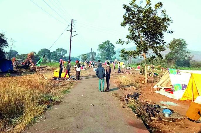 Rehabilitated tribesmen demanded for different demands! | विविध मागण्यांसाठी पुनर्वसित आदिवासींचा मेळघाटातच ठिय्या! Rehabilitated tribesmen demanded for different demands! | विविध मागण्यांसाठी पुनर्वसित आदिवासींचा मेळघाटातच ठिय्या!
