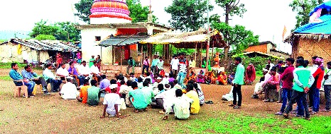 woman and girl died in a village of Akot taluka | मेळघाटमधून अकोट तालुक्यात पुनर्वसित गावात अल्पवयीन मुलीसह महिलेचा अज्ञात तापाने मृत्यू woman and girl died in a village of Akot taluka | मेळघाटमधून अकोट तालुक्यात पुनर्वसित गावात अल्पवयीन मुलीसह महिलेचा अज्ञात तापाने मृत्यू