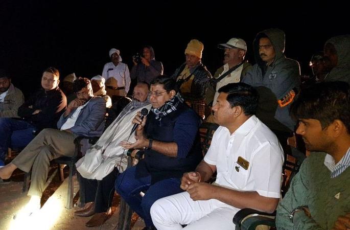 Rehabilitated villages in Melghat stand still; Will see the land, then decide! | मेळघाटातील पुनर्वसित ग्रामस्थांचा तिढा कायम; जमिनी पाहणार मग निर्णय घेणार!