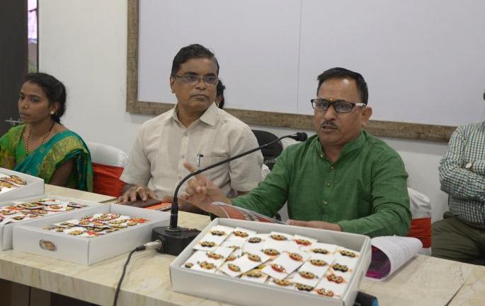 Variations: Production of one hundred and quarter lakh rakhis from bamboo in Melghat | बदलते रूप : मेळघाटातील बांबूपासून सव्वा लाख राख्यांची निर्मिती Variations: Production of one hundred and quarter lakh rakhis from bamboo in Melghat | बदलते रूप : मेळघाटातील बांबूपासून सव्वा लाख राख्यांची निर्मिती