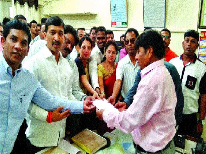 UMROLI does not wait for the commute! Suburban services tax collection: Still thousands of passengers wrong, MPs insulted | उमरोळीला मेमूचा थांबा नाही!उपनगरी सेवाकराची वसूली : तरीही हजारो प्रवाशांवर अन्याय, खासदारांनी केला अपमान  UMROLI does not wait for the commute! Suburban services tax collection: Still thousands of passengers wrong, MPs insulted | उमरोळीला मेमूचा थांबा नाही!उपनगरी सेवाकराची वसूली : तरीही हजारो प्रवाशांवर अन्याय, खासदारांनी केला अपमान