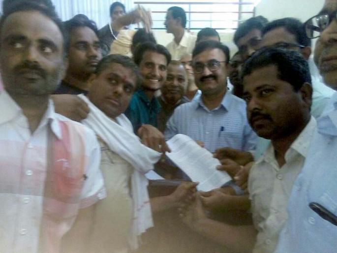 small businessmen of Mehkar run in the office of the Collector | मेहकर येथील लघु व्यावसायीकांची जिल्हाधिकारी कार्यालयात धाव small businessmen of Mehkar run in the office of the Collector | मेहकर येथील लघु व्यावसायीकांची जिल्हाधिकारी कार्यालयात धाव