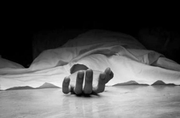 Raged mental patient dies in police van | गोंधळ घालणाऱ्या मनोरुग्णाचा पोलीस व्हॅनमध्ये मृत्यू Raged mental patient dies in police van | गोंधळ घालणाऱ्या मनोरुग्णाचा पोलीस व्हॅनमध्ये मृत्यू
