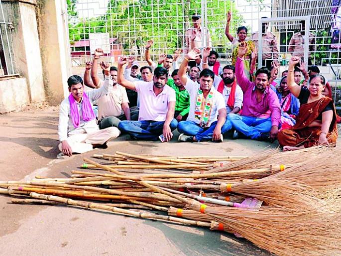 Take safai karmachari in service of Mental Hospital | मनोरुग्णालयातील सफाई कर्मचाऱ्यांना कामावर घ्या Take safai karmachari in service of Mental Hospital | मनोरुग्णालयातील सफाई कर्मचाऱ्यांना कामावर घ्या