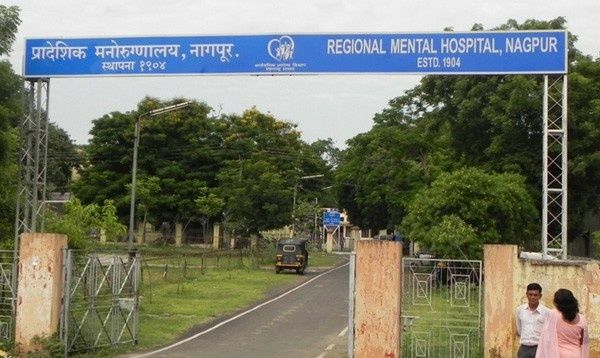 The security of the psychiatric hospital in Nagpur is in jeopardy! Security guard's alcohol party video goes viral | नागपुरातील मनोरुग्णालयाच्या सुरक्षेलाच भगदाड! सुरक्षा रक्षकाच्या दारुपार्टीचा व्हिडिओ व्हायरल The security of the psychiatric hospital in Nagpur is in jeopardy! Security guard's alcohol party video goes viral | नागपुरातील मनोरुग्णालयाच्या सुरक्षेलाच भगदाड! सुरक्षा रक्षकाच्या दारुपार्टीचा व्हिडिओ व्हायरल