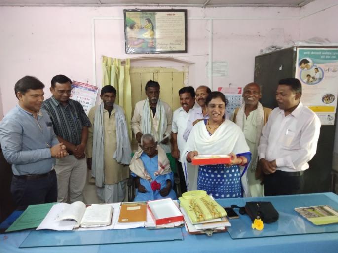 After 33 years,he meet relatives | तब्बल ३३ वर्षांनी ते भेटले नातेवाईकांना After 33 years,he meet relatives | तब्बल ३३ वर्षांनी ते भेटले नातेवाईकांना